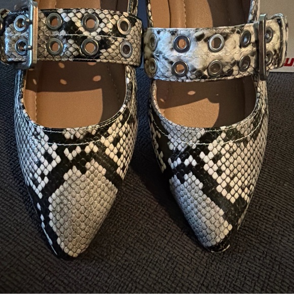 UNIONBAY Women's Black and Cream Snakeskin Flats/Buckle/Pointed Toe - Picture 3 of 9